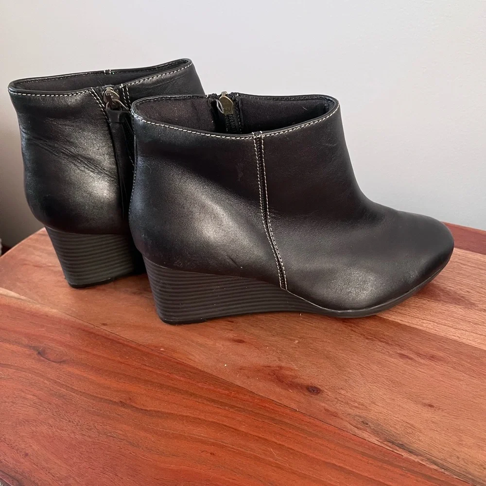 Clarks Black Leather Ankle Booties Stacked Wedge Heel Side‎ Zip Classic Boots